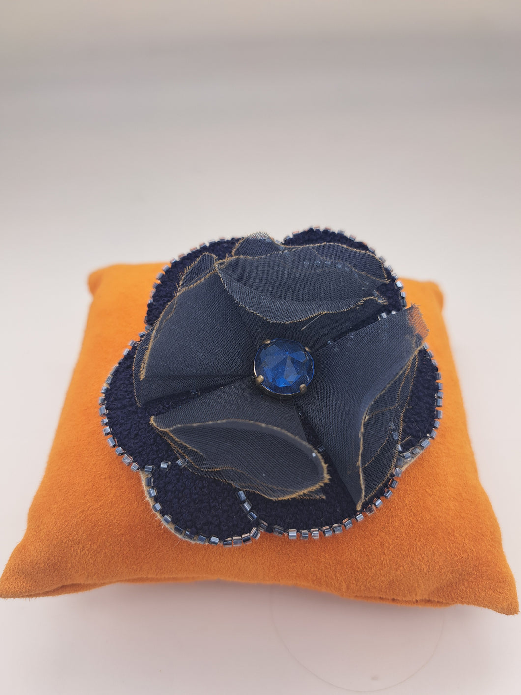 Broche avec pince CAMELIA BLEU - broderie haute-couture
