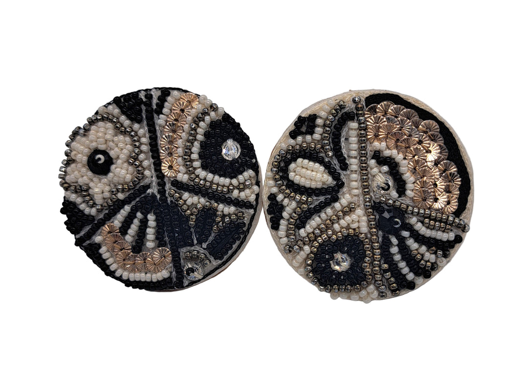 Paire de boucles d'oreillesà clips PEACE & LOVE - broderie haute-couture