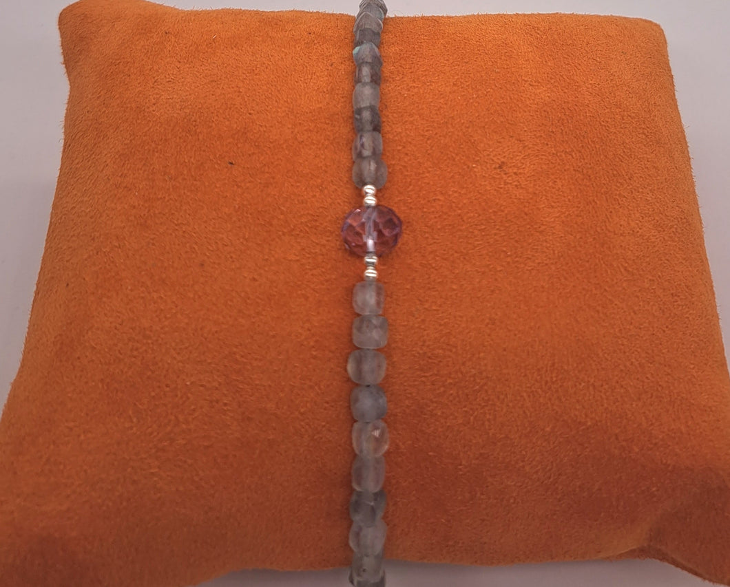 Bracelet en labradorite et argent. Au centre une améthyste