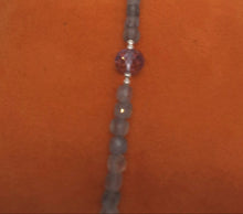 Charger l&#39;image dans la galerie, Bracelet en labradorite et argent. Au centre une améthyste
