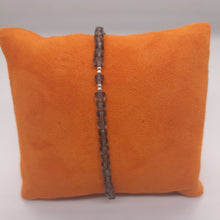 Charger l&#39;image dans la galerie, Bracelet avec perles d&#39;argent et obsidienne fumée
