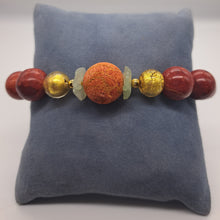 Charger l&#39;image dans la galerie, Bracelet avec perles de Murano, gorgone, corail mousse et fleurs en aventurine
