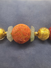 Charger l&#39;image dans la galerie, Bracelet avec perles de Murano, gorgone, corail mousse et fleurs en aventurine

