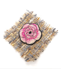 Charger l&#39;image dans la galerie, Broche - Camélia rose - Broderie d&#39;art
