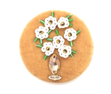 Charger l&#39;image dans la galerie, Broche - Vase aux fleurs blanches - broderie d&#39;art
