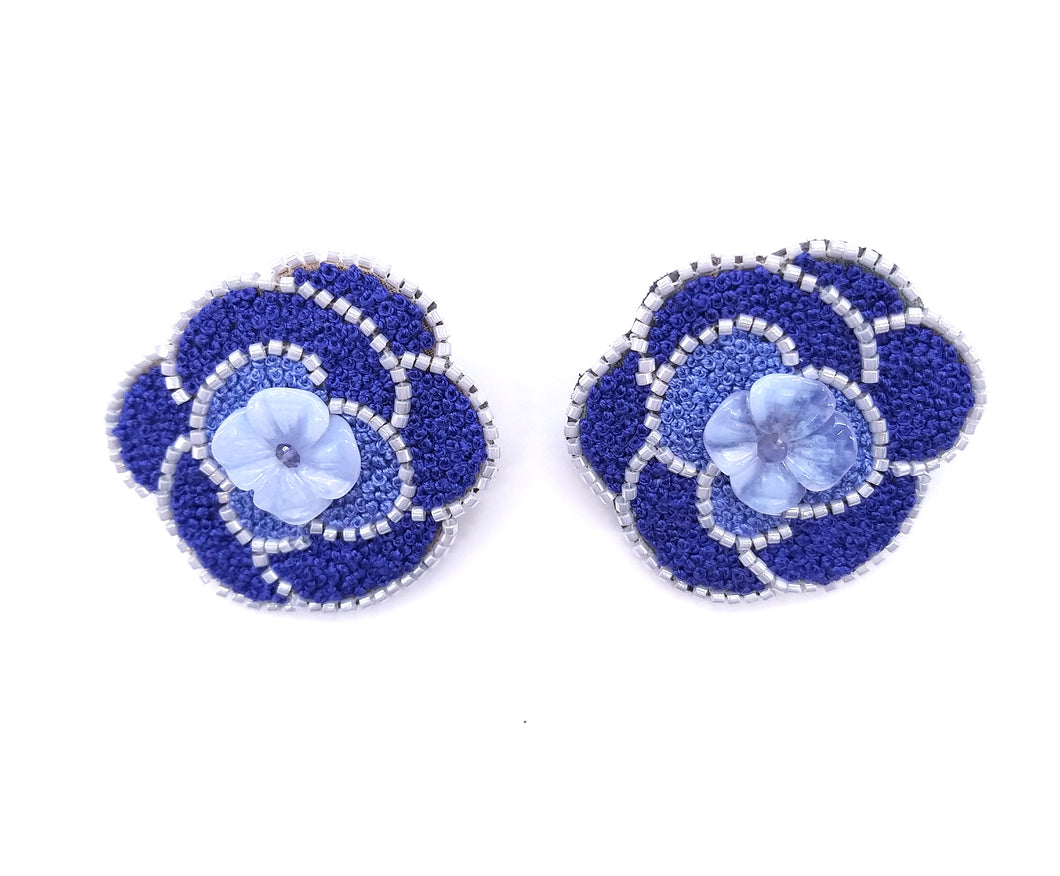 Boucles d'oreilles à clips - camélias bleus - broderie d'art