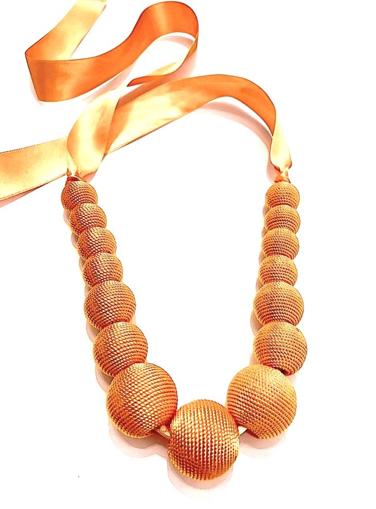 Collier - Pompons oranges - Soie végétale de cactus - Passementerie