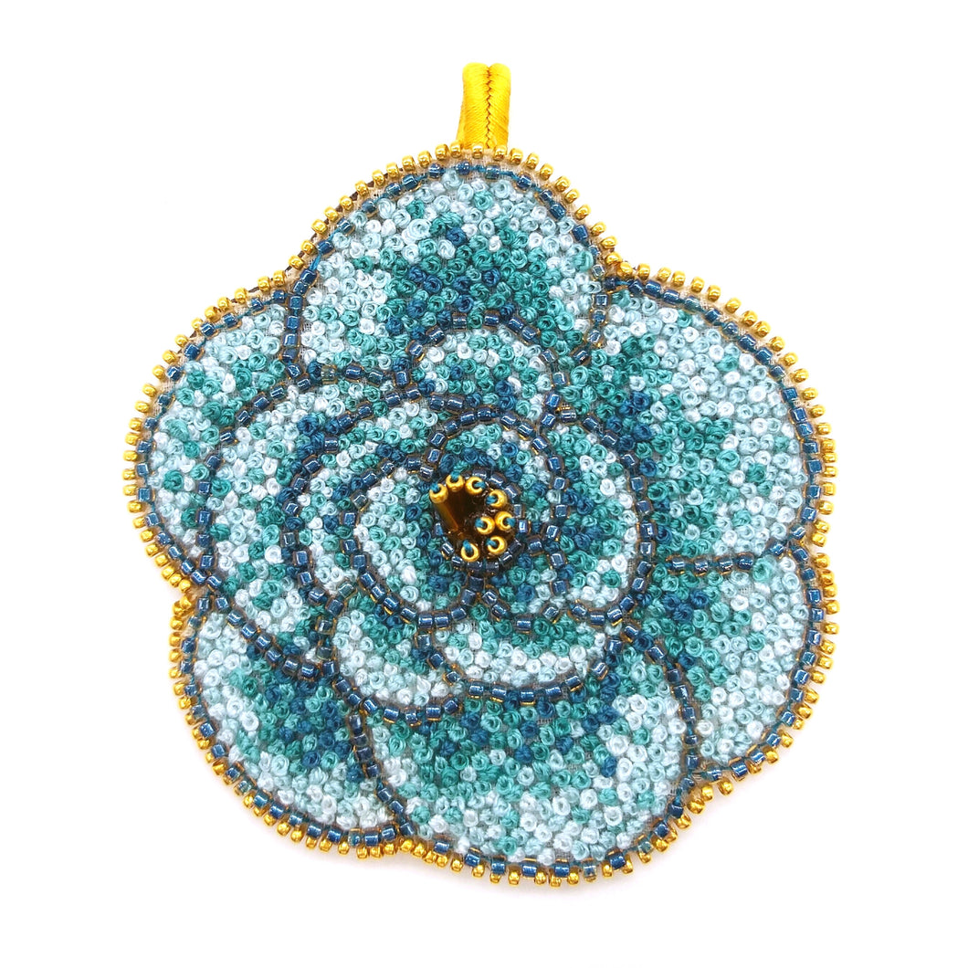 Pendentif - Camélia turquoise- Broderie d'art